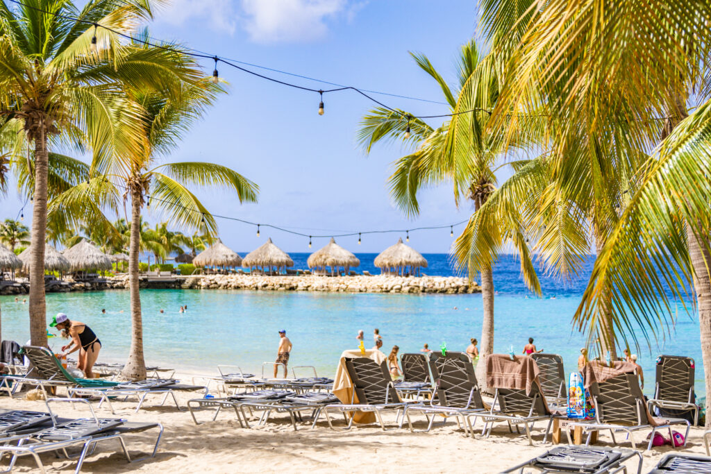 Fusies, overnames en financiering op Curaçao